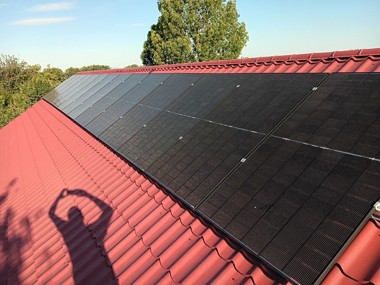 Panouri fotovoltaice montate pe acoperiș cu țiglă roșie — lucrare Maramureș