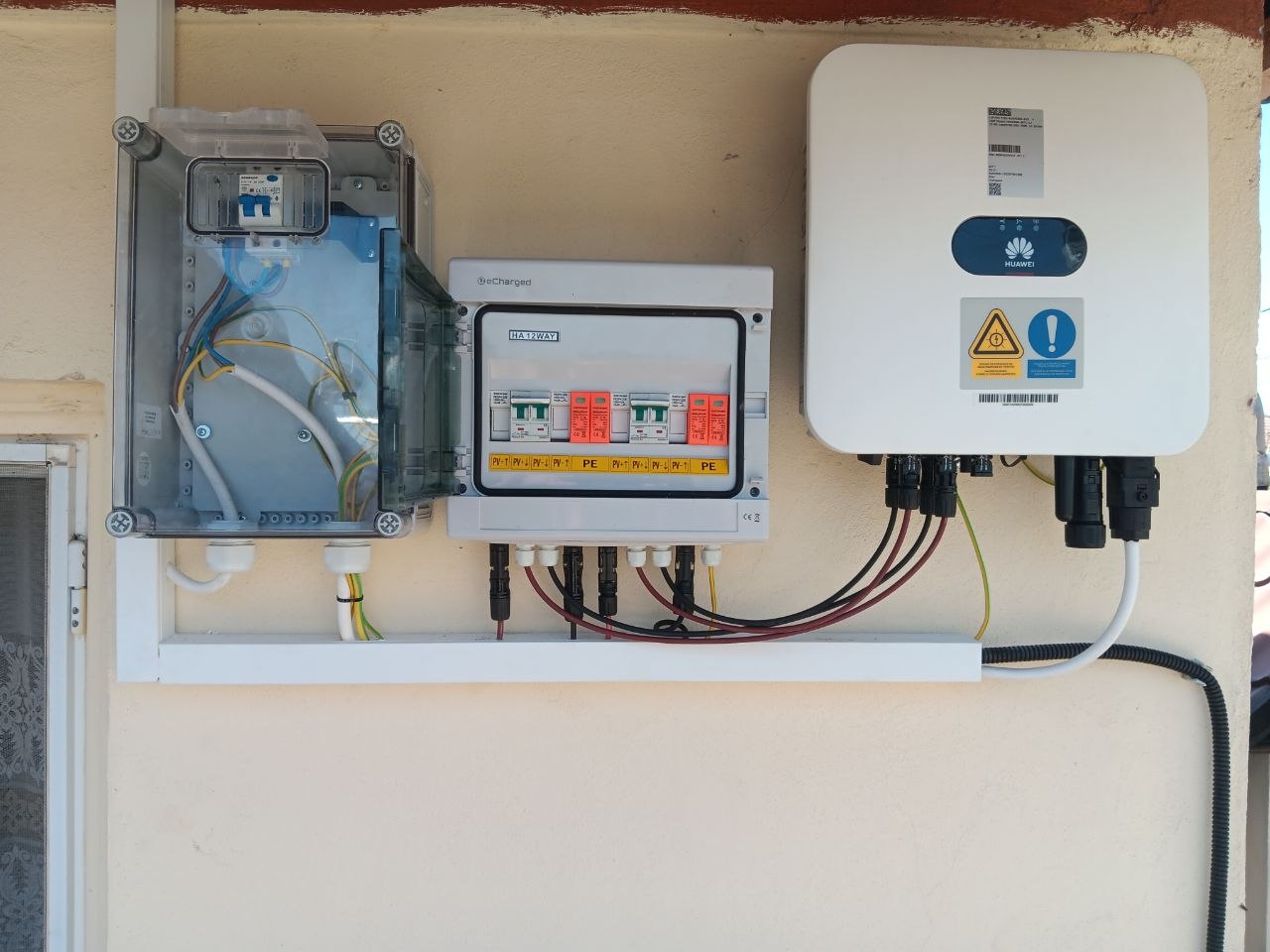 Invertor hibrid Huawei și tablou electric eCharged montate corect